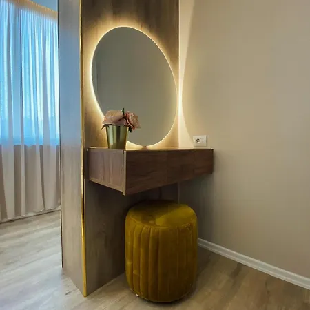 アパート Newly Renovated ティラナ